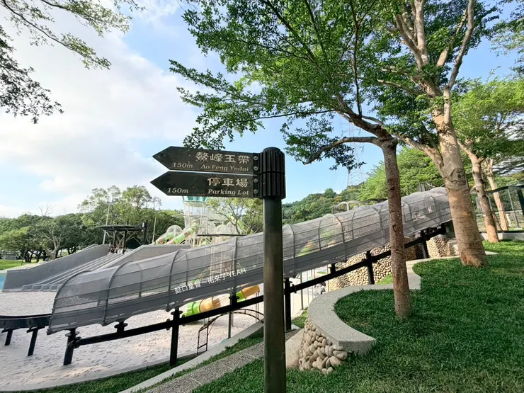 晴空萬里下非常美麗的公園。