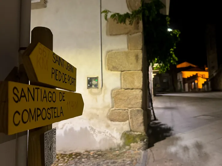 5:30 起床。我們是5/27出發，這時的西班牙清晨還是很冷約10度左右。底層最好是吸溼排汗短/長袖加上行進的防風保暖外套即可。