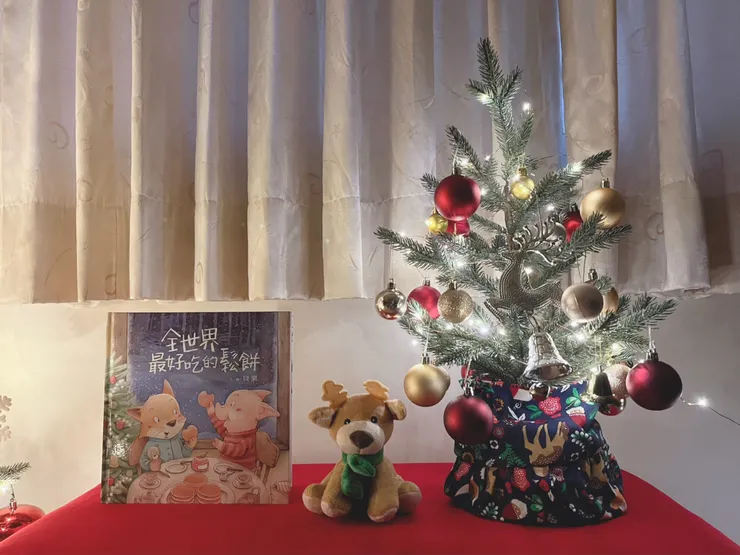 大聖誕樹旁放了今年最喜歡的聖誕節繪本《全世界最好吃的鬆餅》/貝果,雖然這本繪本不完全是有關聖誕節故事,但卻有滿滿的聖誕節的氛圍,小貝說今年要自己做鬆餅配果醬吃;小聖誕樹是前年買的,不知道放哪裡,就放在旁邊吧!