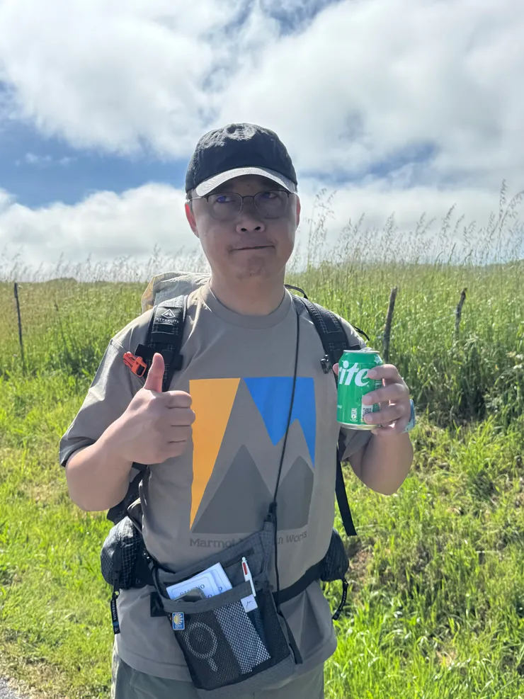 幫老公選的登山裝，好看又實穿，出國，逛街或爬山都可以，快乾防風又防曬，值得投資！～