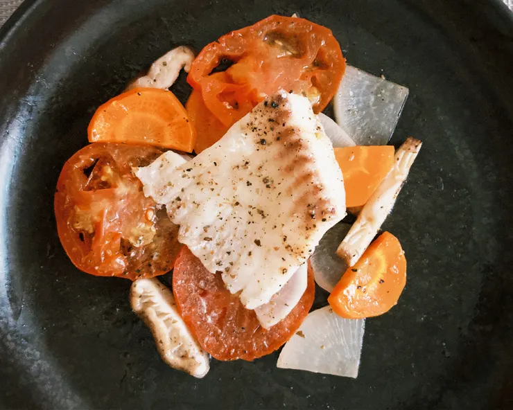 鯛魚排佐番茄&蔬菜：看起來很厲害吧！但只是烤箱180度20分鐘，撒點鹽跟黑胡椒就很好吃了。