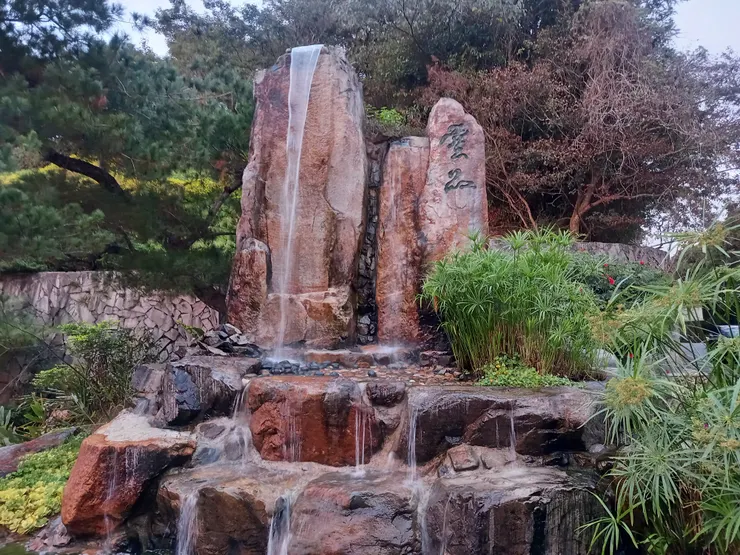 日月潭雲品酒店外有一個小瀑布!石頭上還有雲品字樣!