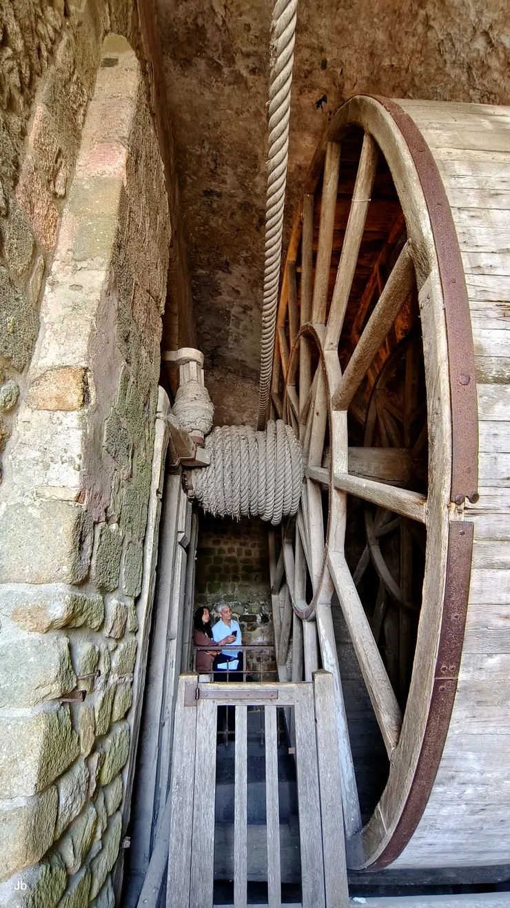 【由此圖可見滑輪有多麼巨大】