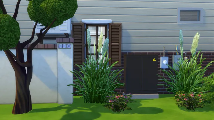 花花草草除了用來美化環境，也用來遮蔽校內的情形。