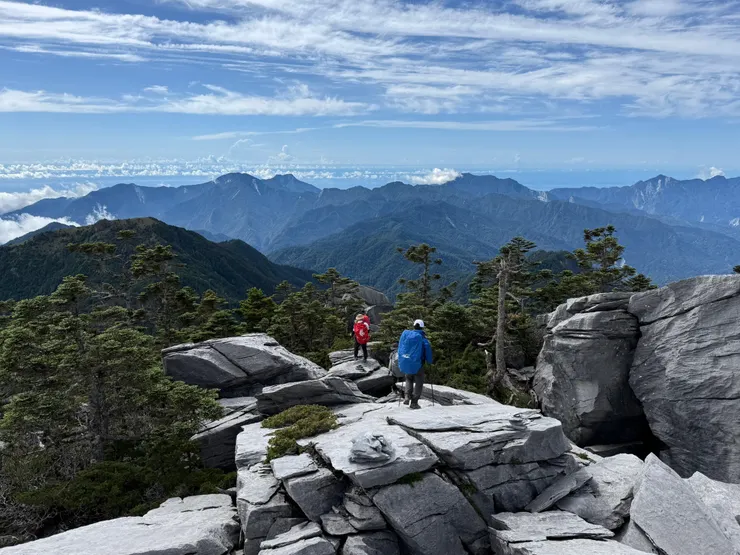 ▲不斷跨越巨石裂縫，走起來十分辛苦。