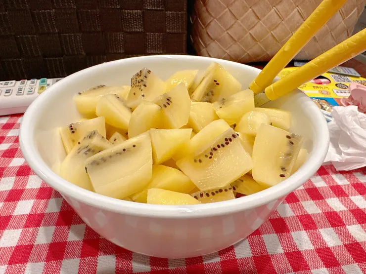 阿魚切的奇異果 我吃光光嚇爛她