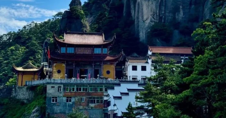 天臺寺高聳於山巔，周圍是茂密的樹木，整座寺廟融合了自然美景與古老建築，氣勢雄偉。