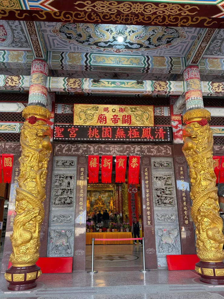 莊嚴龍柱、浮雕工藝精湛