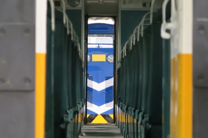 透過後門可看到LDH101行柴液機車