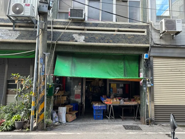 外觀宛如民宅的德龍商行