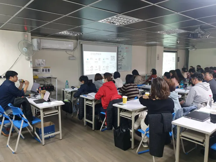 台北50~100人場地租借推薦一｜台北火車站世界A教室 活動照