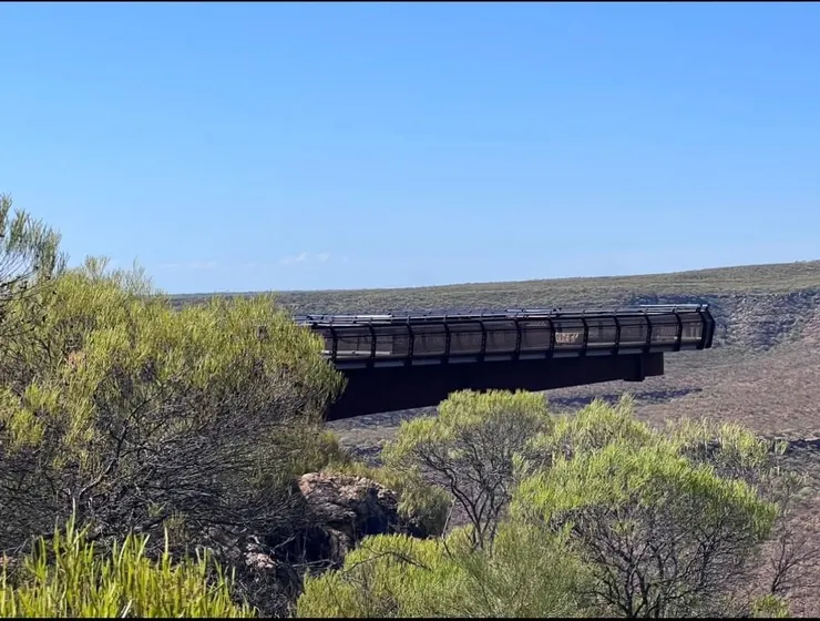 高高懸掛在半空中的天空步道