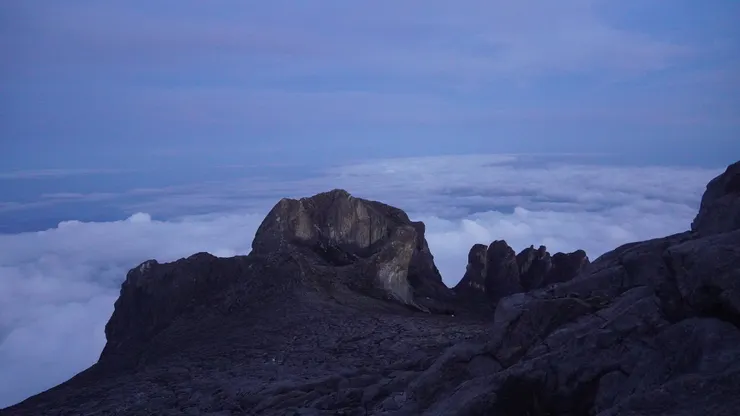 大小岩石構成的天空線，很藝術！