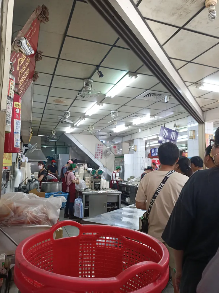 排隊中,快到我們了!