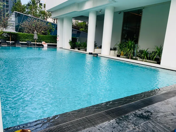 這個游泳池真的很棒,但水深1.5M,要會游泳才行。