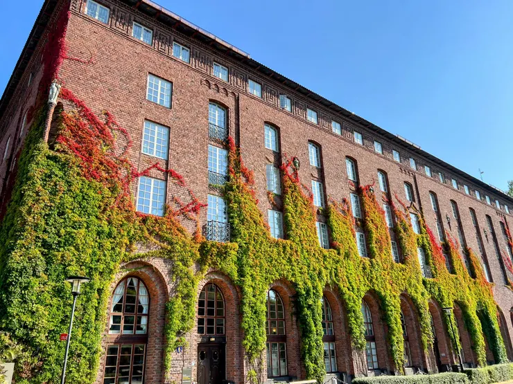 斯德哥爾摩市政廳的外牆由深紅色、閃閃發光的藍色和硬燒磚組成，這是建築物的特色。