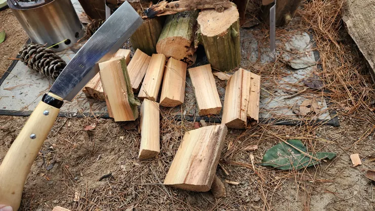 搭完帳篷後，就是開始準備劈柴、生火啦。個人的經驗是：斧頭帥、柴刀&鋸子最實用。