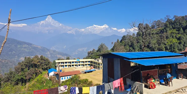 山上小學..很大一間..聽說是免學費