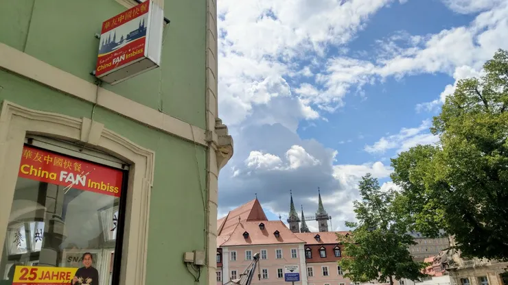 在地經營近30年的中餐館「華友中國快餐」,其名片上的口號是:「Ente Gut Alles Gut!」直譯的話是「鴨子好,一切都好」