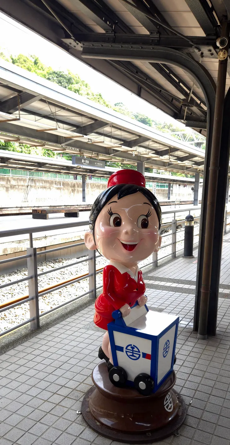 「陸上空服員」車掌小姐的微笑 ,身後是新月台和遮雨棚,新月台寬敞又現代。 耳邊似乎響起令人懷念的聲音「小心車間間隙,請依序上下車!」,令人扼腕的是小推車上的鐵路便當又賣完了!