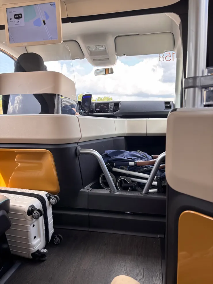 前面嬰兒車的地方應該是給人放行李的，但是放車廂中間也可以