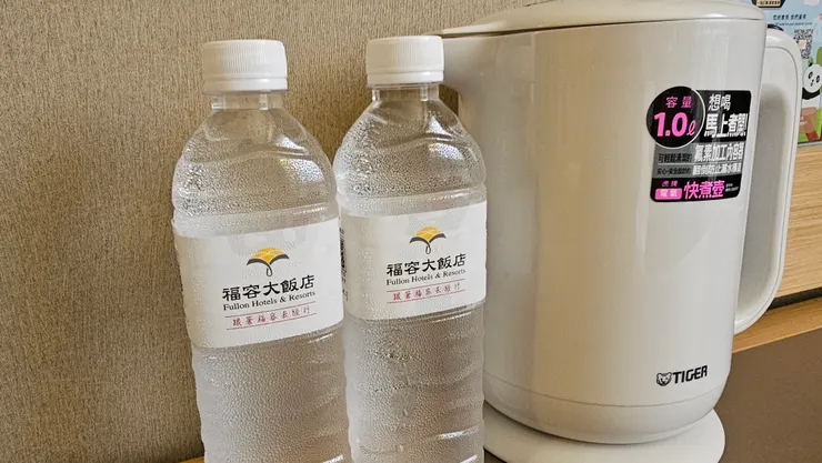 我一進房就看到兩瓶剛退冰的礦泉水擺在桌上!福容大飯店台北二館實在是太貼心了!