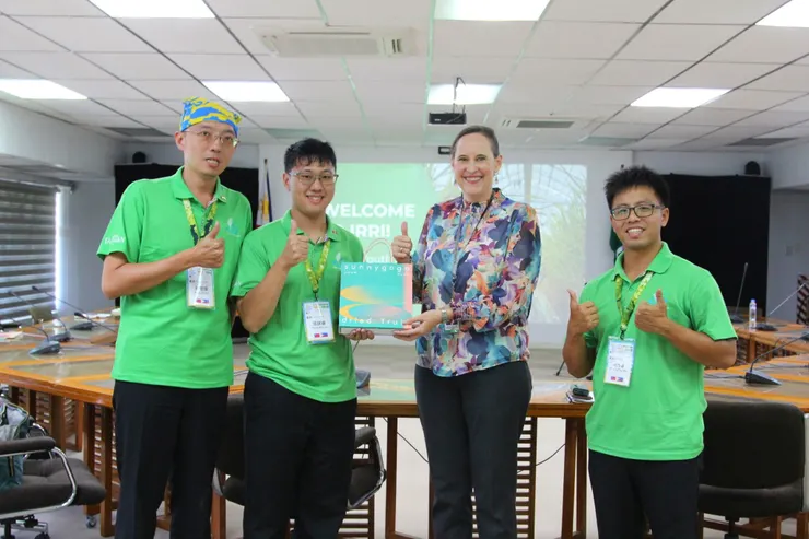 我們與Joanna Kane-Potaka合照