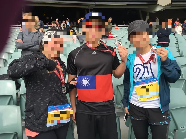 我還穿著黃金海岸馬拉松的衣服