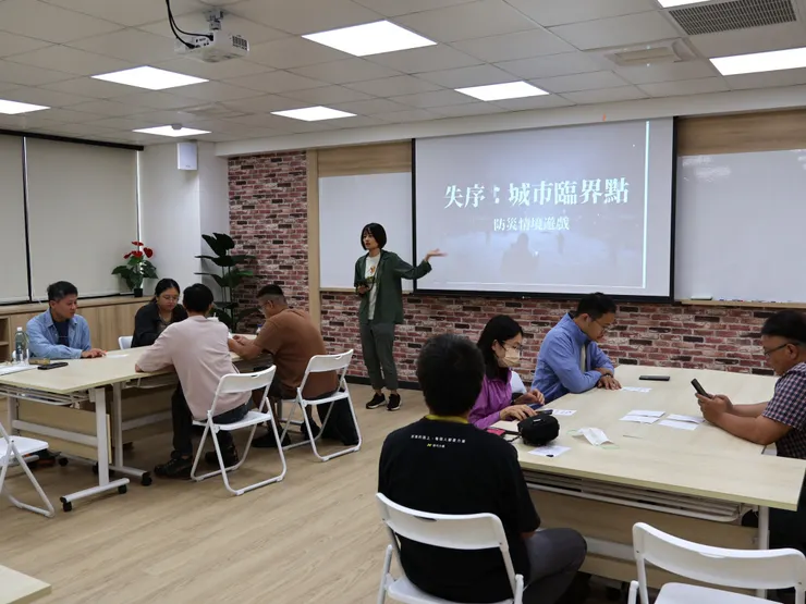4/26活動現場，正在進行《失序：城市臨界點》規則介紹