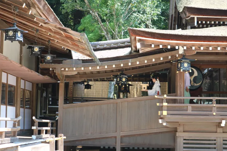 完成儀式移動中的神女