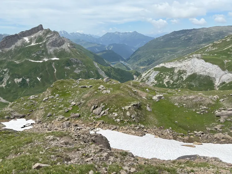 亂石坡與路邊殘雪