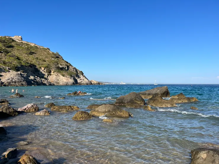 快艇經過時掀起的漣漪晃蕩海面上的人群，躺在海面上你不知道自己會漂向哪裡