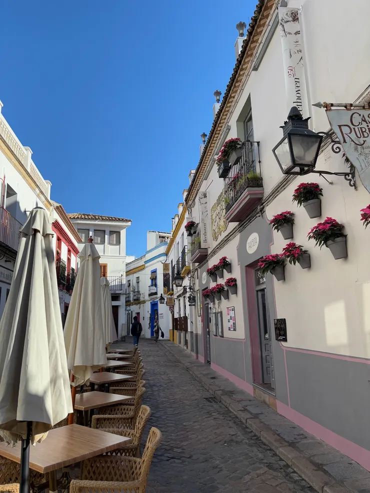 教堂外的小鎮街道風光，可愛又迷人。