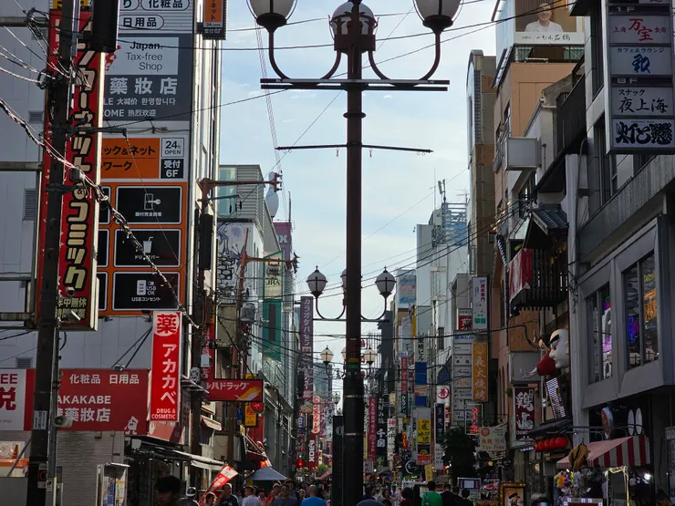 還沒亮燈的招牌,更能顯出設計細節