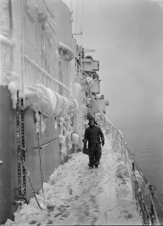 北大西洋巡邏時,一名船員在積雪覆蓋的甲板上