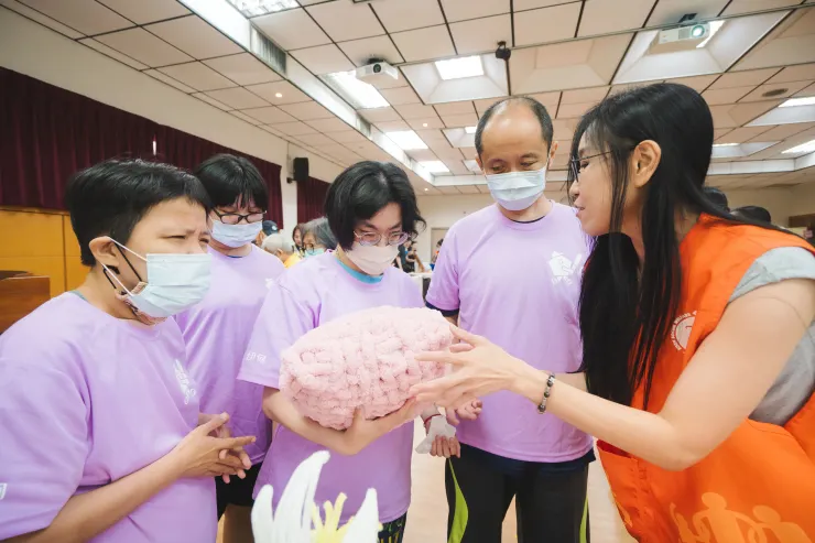 圖說：參觀者觸摸抱枕。