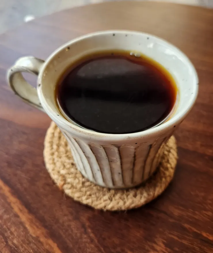 喝上一杯老闆剛從巴塞隆納帶回來的豆子手沖出來的咖啡。香~其實我只喝得出來果香，其它的層次我喝不出來啊~