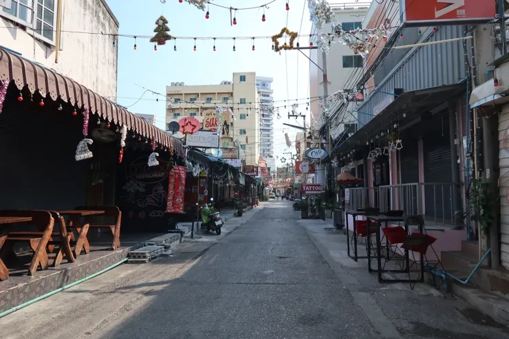 早上寧靜的街道，感覺晚上會是另外一個樣貌