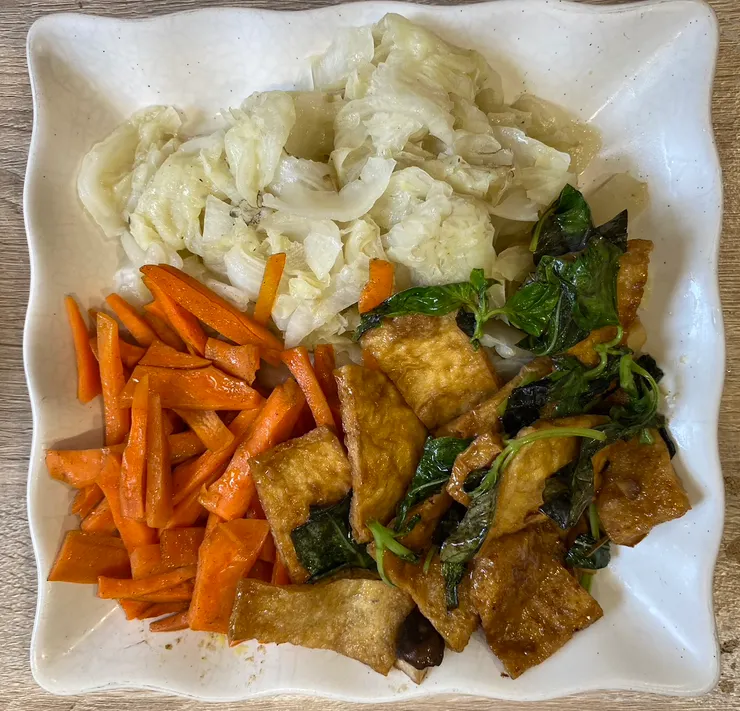 塔香豆包+清炒紅蘿蔔+白菜滷