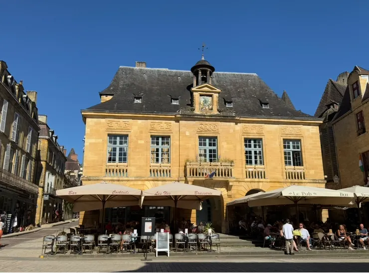 市政廳躲在餐廳遮陽棚後面