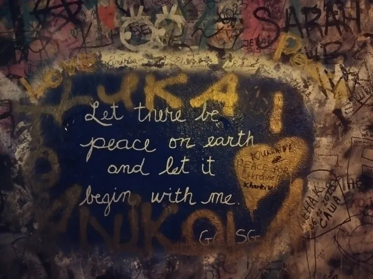 旁邊的一句塗鴉，相當喜歡。和平，從自己開始。