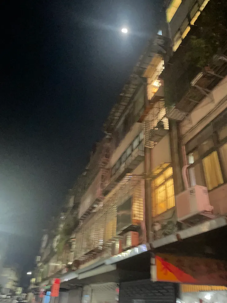 月光在鋼筋與窗欄之間緩緩爬行， 夜卻已鬆手，沒人察覺。