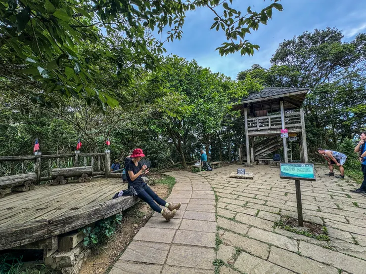 平台上有木椅供山友休息