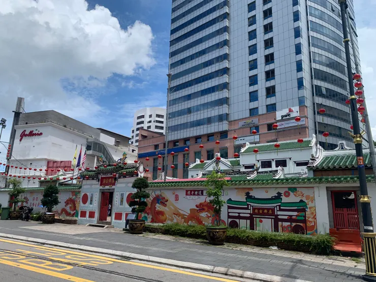 封面的柔佛古廟。