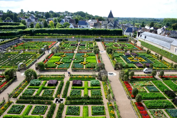 【憑欄俯瞰純粹幾何與對稱的繽紛 樹籬線切割視野又提供憩息涼陰】