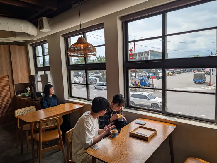 窗邊的座位很熱門