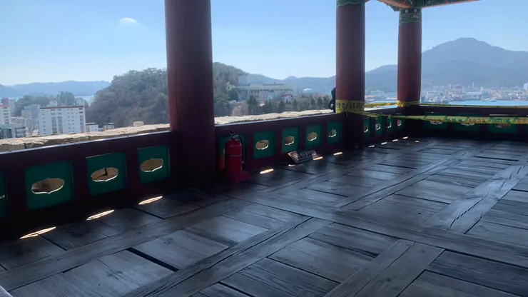 拖鞋候用真實肌膚感受古蹟。