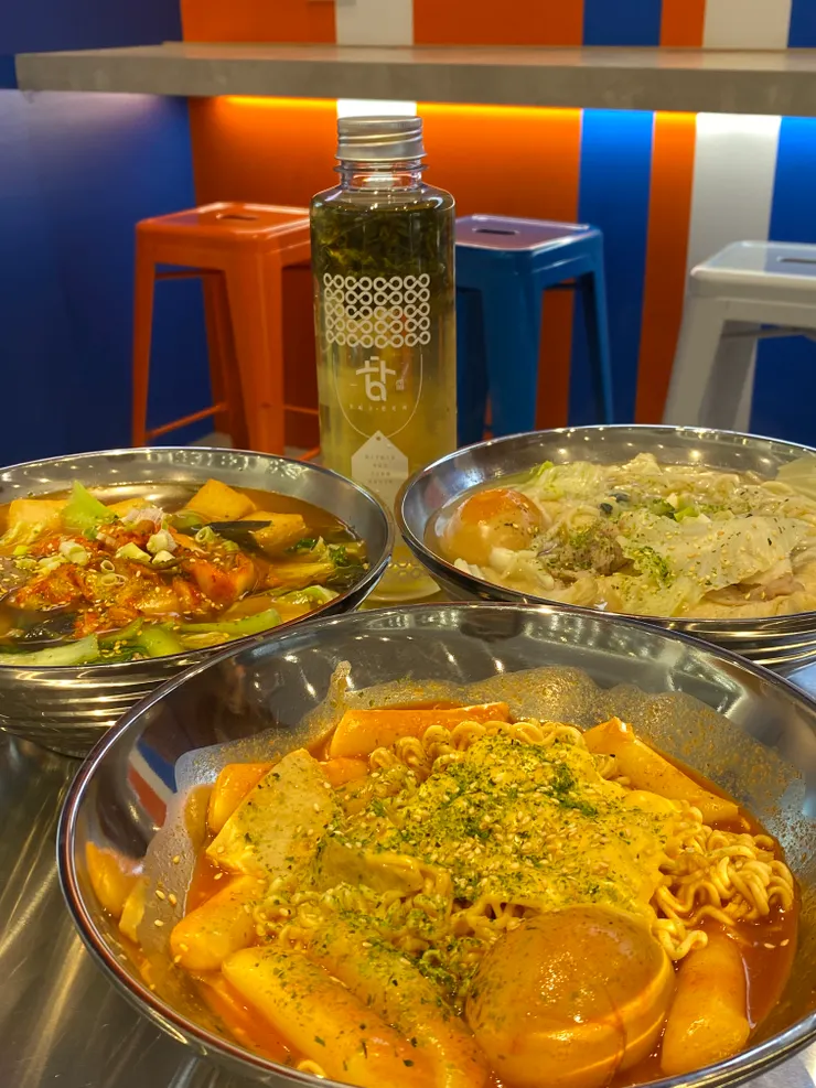 湯滷-韓式泡菜湯（左上）、辣炒年糕起司拉麵（中）、韓式魚板拉麵（右上）