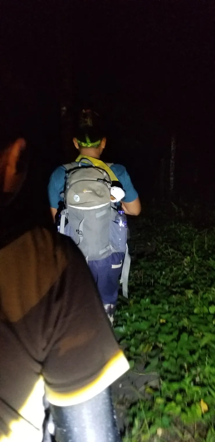 出發!同行包括森林向導兩人，鳥導和我