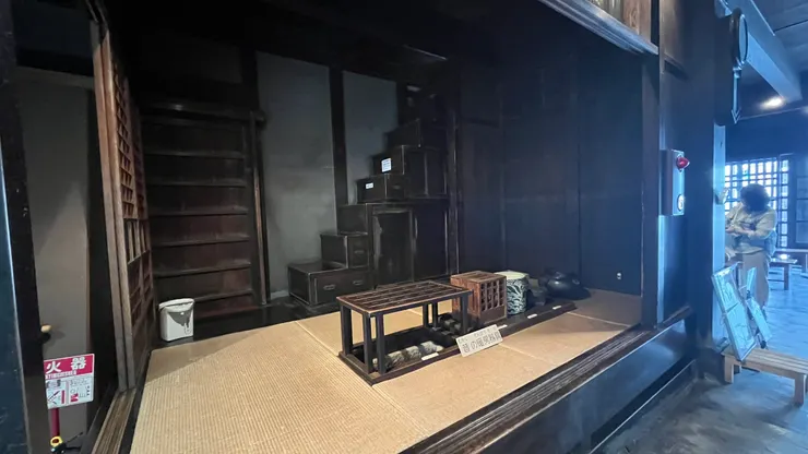 這邊展示過往的暖房機具。